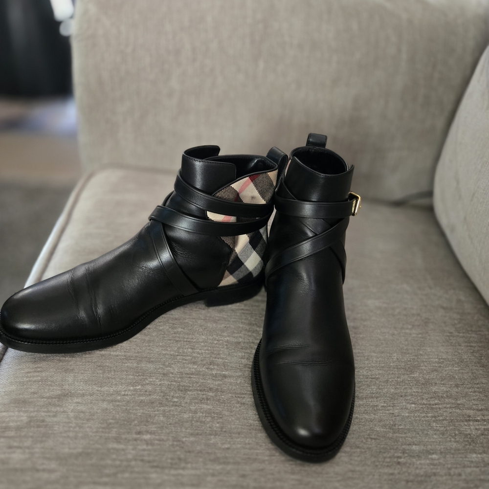 Burberry Black Leather Women Flat Boots